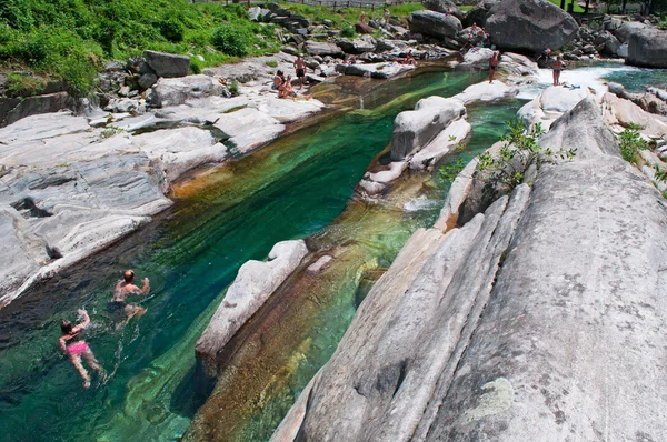 Lavertezzo, Suiza: personas nadando en el cañón del río Verzasca —  Fotos de Stock