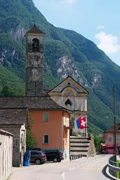 Schweiz: Blick auf die Kirche der Heiligen Maria der Engel und eine Schweizer Flagge — Stockfoto