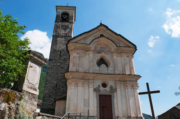 Suíça: vista da Igreja de Santa Maria dos Anjos em Lavertezzo — Fotografia de Stock