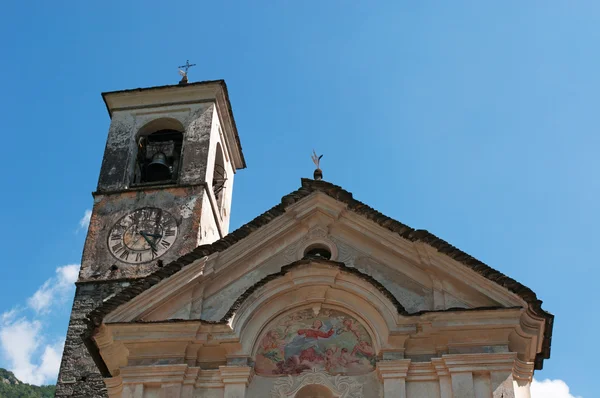 Schweiz: beskåda av kyrkan av Sanktt Mary av änglarna in Lavertezzo — Stockfoto