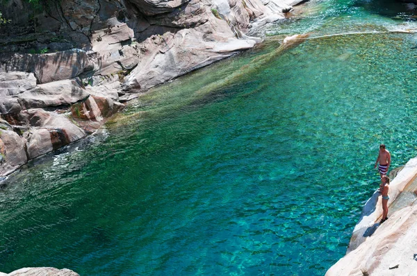 Lavertezzo, Zwitserland: uitzicht op de Verzasca rivier met rotsen en Canyon — Stockfoto