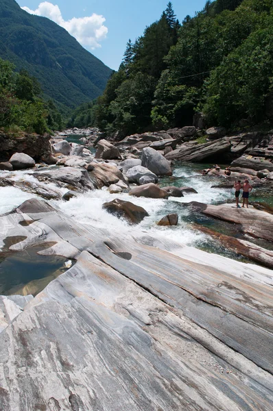 Lavertezzo, Zwitserland: details van de rotsen en de canyon van de rivier de Verzasca — Stockfoto