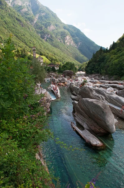Lavertezzo, Schweiz: Blick auf den Fluss Verzasca mit Felsen und Schlucht — Stockfoto
