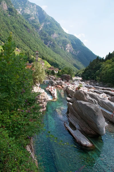 Lavertezzo, Schweiz: Blick auf den Fluss Verzasca mit Felsen und Schlucht — Stockfoto