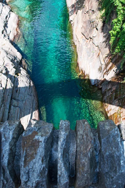 Zwitserland: de Verzasca rivier gezien vanaf de brug van de sprongen — Stockfoto