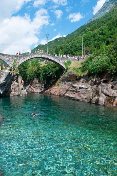 Lavertezzo, Svájc: kilátás a híd az ugrások — Stock Fotó