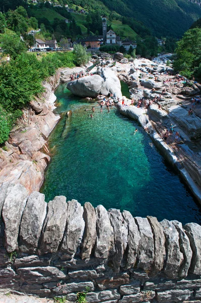 Switzerland: the Verzasca River seen from the Bridge of the Jumps — Stock Photo, Image