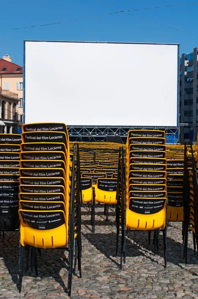 Schweiz: die Stühle und die Leinwand des Filmfestivals Locarno — Stockfoto