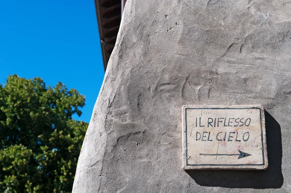 Aosta, Italia: un segno di ceramica per l'indicazione simbolica del riflesso del cielo — Foto Stock