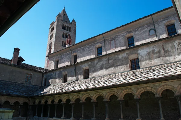 Aosta, Aosta Vadisi, İtalya: Sant'Orso Kilisesi manastırının görünümü — Stok fotoğraf