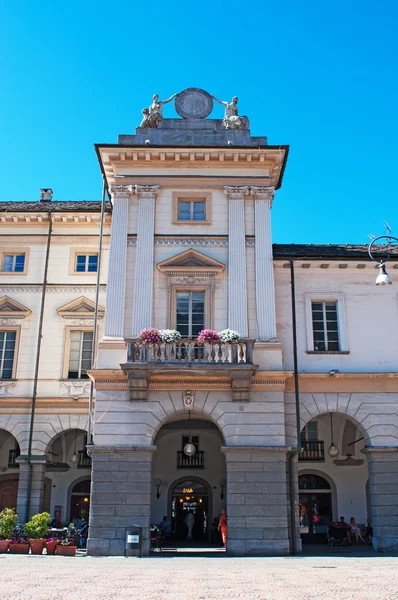 Аоста, Італія: докладна інформація про готель De Ville, ратуша міста — стокове фото