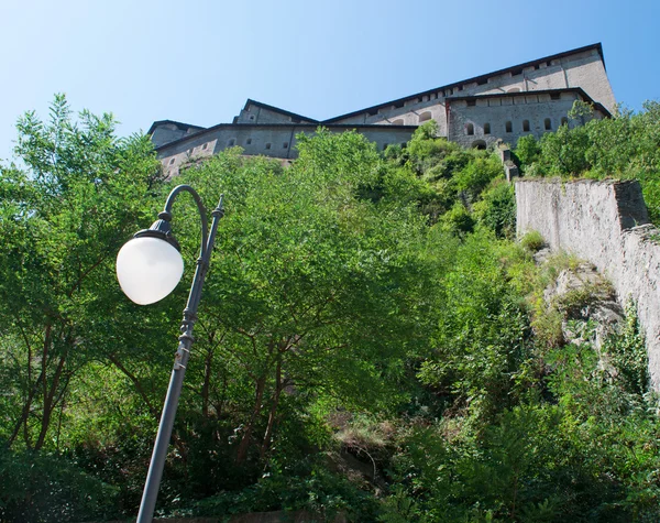 Bard, Aostan laakso (Valle d 'Aosta), Italia, Eurooppa: näkymä Fort Bardiin, kuuluisaan 1800-luvulla rakennettuun linnoitettuun rakennukseen, jota Savoijin talo käytti paikkana elokuvassa Avengers Age of Ultron — kuvapankkivalokuva