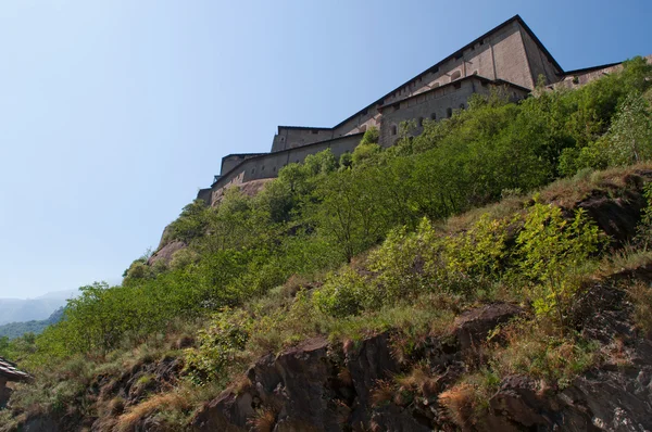 Bard, Aosta Valley (Valle d 'Aosta), Italy, Europe: view of Fort Bard, a famous fortified complex built in the 19th century by the House of Savoy, used as location in the 2015 for the film Avengers Age of Ultron — стоковое фото