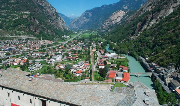 Bard, Aostadalen (Valle d'Aosta), Italien, Europa: Flygfoto över de Dora Baltea, en flod som född från Mont Blanc, en biflod till floden Po, sett från toppen av Fort Bard, en berömd befäst komplex av 1800-talet — Stockfoto