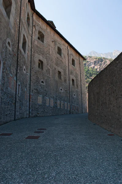 Bard, doliny Aosta (Valle d'Aosta), Włochy, Europa: widok na Fort Bard, słynnego obronny kompleks, zbudowany w XIX wieku przez dynastii sabaudzkiej, używana jako lokalizacja w 2015 r. w filmie Avengers Age of Ultron — Zdjęcie stockowe