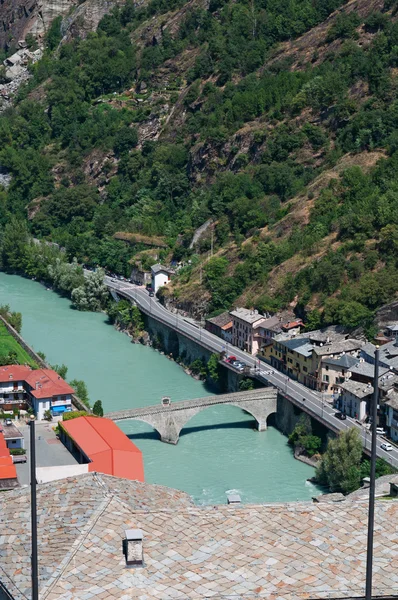 Bard, Aosta-dal (Valle d'Aosta), Italië, Europa: luchtfoto van de Dora Baltea, een rivier die zijn geboren uit de Mont Blanc, een zijrivier van de rivier de Po, gezien vanaf de bovenkant van het Fort Bard, een beroemde versterkte complex van de 19e eeuw — Stockfoto