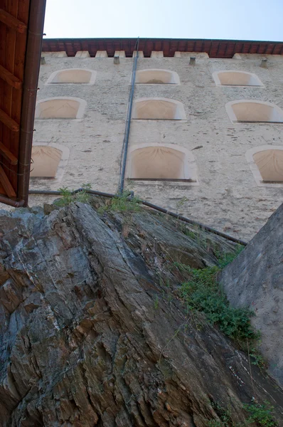 Bard, Valle de Aosta (Valle d 'Aosta), Italia, Europa: vista de Fort Bard, un famoso complejo fortificado construido en el siglo XIX por la Casa de Saboya, utilizado como ubicación en el 2015 para la película Vengadores Edad de Ultrón — Foto de Stock