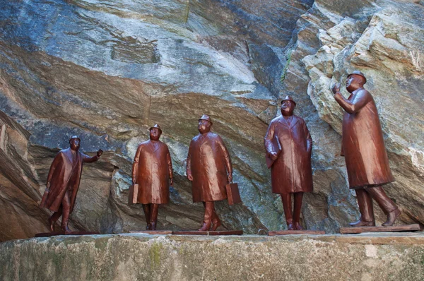 Bard, Aostadalen (Valle d'Aosta), Italien, Europa: den offentliga skulpturen affärsmän, brons skulptur av den kanadensiska konstnären William Hødd Mcelcheran, vid Fort Bard, en berömd befäst komplex av 1800-talet — Stockfoto