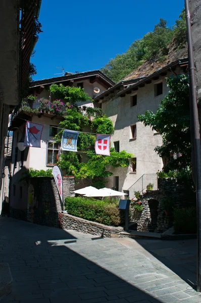 Het Aosta-dal (Valle d'Aosta), Italië, Europa: uitzicht op het middeleeuwse dorp van de Bard, de kleinste stad in de regio van de Valle d'Aosta van Noordwest-Italië — Stockfoto