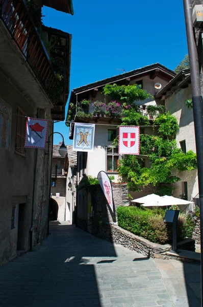 The Aosta Valley (Valle d'Aosta), Italy, Europe: view of the medieval village of Bard, the smallest town in the Aosta Valley region of northwestern Italy — Stock Photo, Image