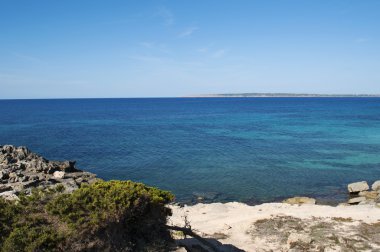 Formentera, Balear Adaları, İspanya: kayalar ve Calo des Mort, Platja çarpıcı sahil kesiminde gizli bir koyda kristal berraklığında su