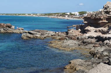 Formentera, Balear Adaları, İspanya: patika adanın, kayalar ve Calo des Mort, doğu kesiminde Platja (veya Playa) çarpıcı plaj gizli bir koyda kristal berraklığında su üzerinde yürüme