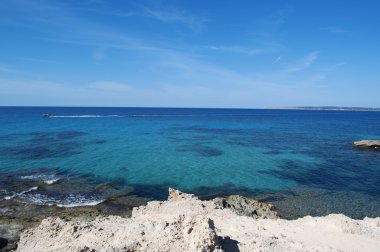 Formentera, Balear Adaları, İspanya: patika adanın, kayalar ve Calo des Mort, doğu kesiminde Platja (veya Playa) çarpıcı plaj gizli bir koyda kristal berraklığında su üzerinde yürüme
