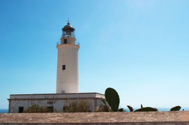 Formentera, Balear Adaları, İspanya: görünümü muhteşem bir uçurumun üstünde 1861 yılında açılan deniz feneri La Mola