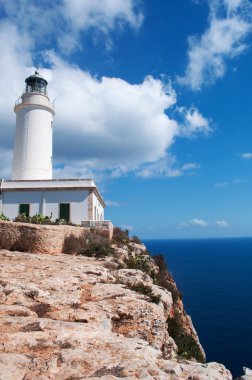 Formentera, Balear Adaları, İspanya: muhteşem bir uçurumun üstünde 1861 yılında açılan deniz feneri La Mola ile Akdeniz'in havadan görünümü