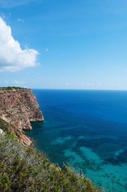 Formentera, Balear Adaları, İspanya: muhteşem bir uçurumun üstünde 1861 yılında açılan deniz feneri La Mola ile Akdeniz'in havadan görünümü