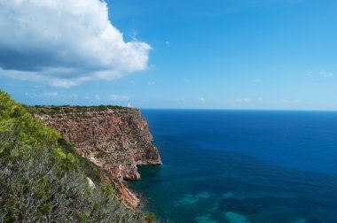 Formentera, Balear Adaları, İspanya: muhteşem bir uçurumun üstünde 1861 yılında açılan deniz feneri La Mola ile Akdeniz'in havadan görünümü