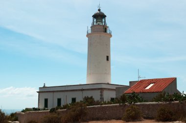 Formentera, Balear Adaları, İspanya: görünümü muhteşem bir uçurumun üstünde 1861 yılında açılan deniz feneri La Mola