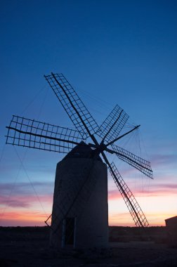 Formentera, Balear Adaları, İspanya: pembe batımında Moli Vell de La Mola, 1778 yılında, en iyi inşa edilmiş eski bir yel değirmeni Adası korunmuş.