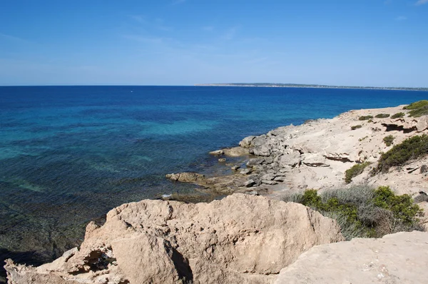 Formentera, Balearen, Spanien: Wandern auf dem Fußweg der Insel, den Felsen und dem kristallklaren Wasser des Calo des mort, einer versteckten Bucht im östlichsten Teil des Platja (oder Playa) Migjorn-Strandes — Stockfoto