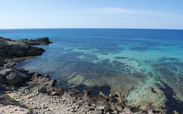 Formentera, Balearen, Spanien: Wandern auf dem Fußweg der Insel, den Felsen und dem kristallklaren Wasser des Calo des mort, einer versteckten Bucht im östlichsten Teil des Platja (oder Playa) Migjorn-Strandes — Stockfoto