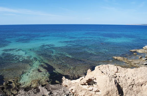 Formentera, Balearen, Spanien: Wandern auf dem Fußweg der Insel, den Felsen und dem kristallklaren Wasser des Calo des mort, einer versteckten Bucht im östlichsten Teil des Platja (oder Playa) Migjorn-Strandes — Stockfoto