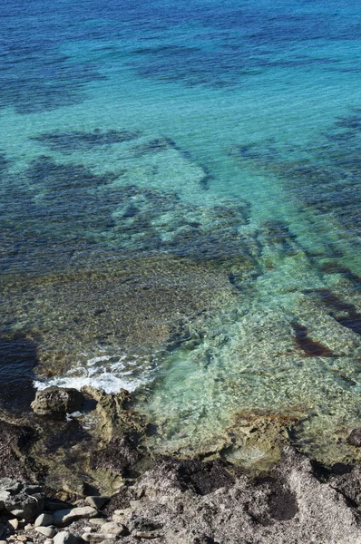 Formentera, Balearen, Spanien: Wandern auf dem Fußweg der Insel, den Felsen und dem kristallklaren Wasser des Calo des mort, einer versteckten Bucht im östlichsten Teil des Platja (oder Playa) Migjorn-Strandes — Stockfoto