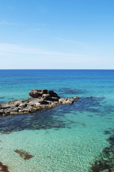 Formentera, Baleary, Hiszpania: chodzenie na chodnik, wyspa, skały i krystalicznie czysta woda Calo des Mort, ukryte zatoczki w plaży Migjorn wschód częścią Platja (lub Playa) — Zdjęcie stockowe