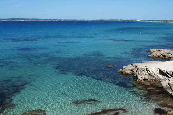 Formentera, Balearen, Spanien: die Felsen und das kristallklare Wasser von Calo des mort, einer versteckten Bucht im östlichsten Teil des Platja Migjorn Strandes — Stockfoto