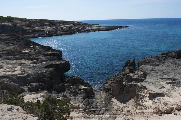 Formentera, Balearen, Spanien: der Holzsteg, um die Boote und Felsen von calo des mort, einer Bucht im östlichsten Teil des Platja (oder Playa) de Migjorn Strand, hochzuziehen — Stockfoto