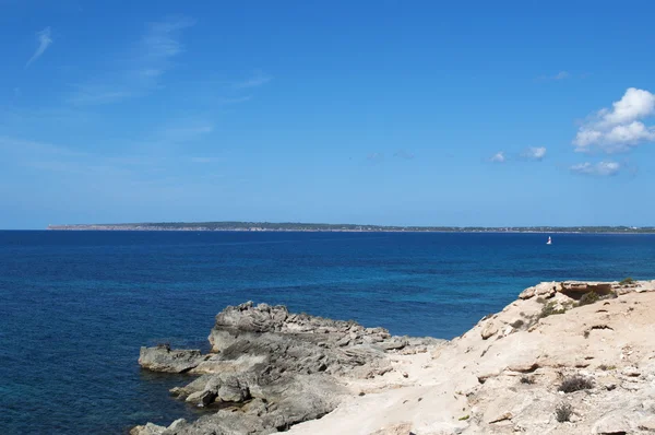 Formentera, Ilhas Baleares, Espanha: caminhando pelo caminho da ilha, as rochas e a água cristalina de Calo des Mort, uma enseada escondida na parte mais oriental da praia de Platja (ou Playa) — Fotografia de Stock