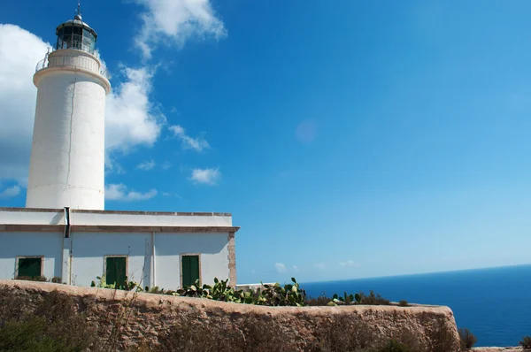 Formentera, Islas Baleares, España: vista del faro de La Mola, inaugurado en 1861 en la cima de un espectacular acantilado —  Fotos de Stock