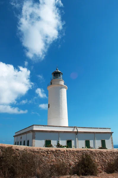 Formentera, Baleárské ostrovy, Španělsko: pohled na La Mola Lighthouse, otevřela v roce 1861 na velkolepém útesu — Stock fotografie