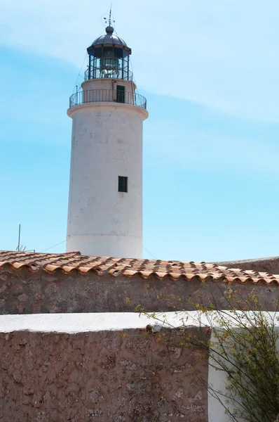 Formentera, Balearen, Spanien: Blick auf den Leuchtturm La Mola, eröffnet 1861 auf der Spitze einer spektakulären Klippe — Stockfoto