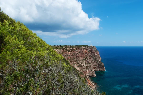 Formentera, Balear Adaları, İspanya: muhteşem bir uçurumun üstünde 1861 yılında açılan deniz feneri La Mola ile Akdeniz'in havadan görünümü