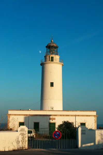 Formentera, Balearen, Spanje: weergave van La Mola vuurtoren, geopend in 1861 op de bovenkant van een spectaculaire klif — Stockfoto