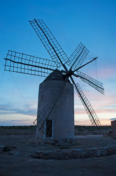 Formentera, Baleary, Hiszpania: zachód słońca na Moli Vell de La Mola, stary wiatrak zbudowany w 1778, najlepiej zachowanych na wyspie — Zdjęcie stockowe