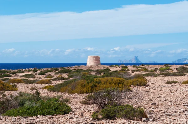 포 르 멘 테라, 발레아레스 섬, 스페인: 지중해, 지중해 maquis 섬의 서해안을 제어 하는 1763 년에 지어진 망루, Gavina 타워의 전망 — 스톡 사진