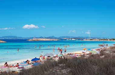 Formentera, Balear Adaları, İspanya: Trucador Yarımadası, adanın en ünlü plajlarından Batı tarafındaki nefes kesen manzarası Ses Illetes, plaj