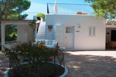 Formentera, Balear Adaları, İspanya: beyaz bir ev ile büyük bir teras ve Akdeniz Maki bir şemsiye ile